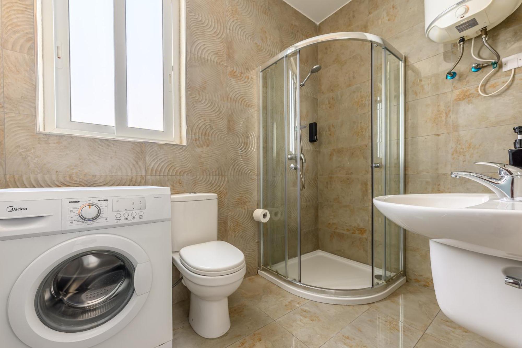 F11 Room 3, Private Room Two Single Beds Shared Bathroom In Shared Flat Msida Exterior foto